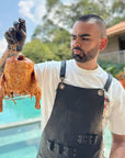 ACCESORIO PARA POLLO
Pollo adobado y sentado en accesorio sostenido por Andres Barriles