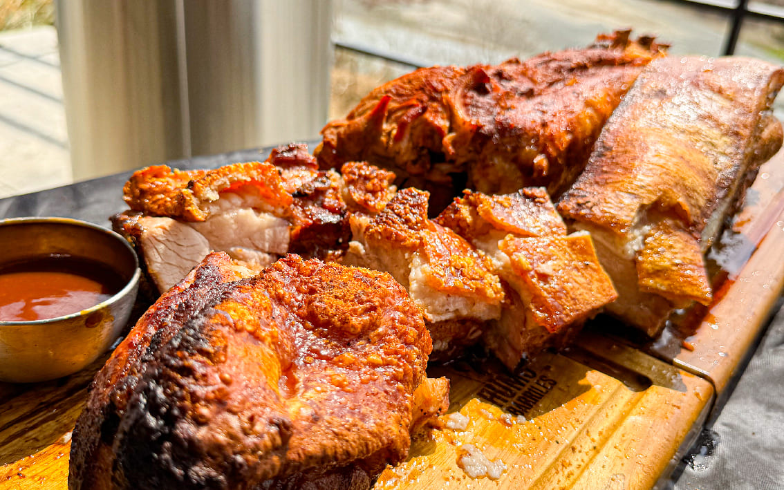 Costilla de cerdo con chicharrón al barril
