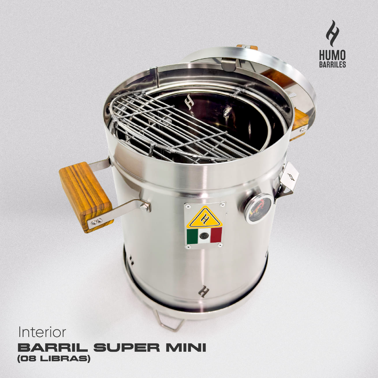 Interior del barril asador Mini de 4 Kg con la tapa colgada y la parrilla abatible instalada
