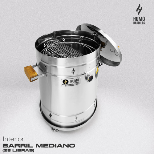 Interior del barril asador Mediano de 13 Kg con la tapa abierta y la parrilla abatible instalada